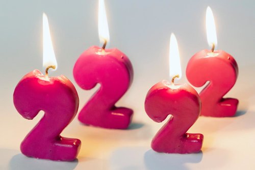 Numeron 2 muotoisia kynttilöitä.