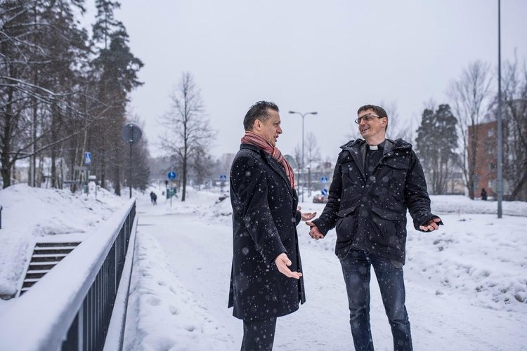 Hakunilan kansainvälisen yhdistyksen toiminnanjohtaja Burhan Hamdon ja kirkkoherra Hans Tuominen lauloivat ...