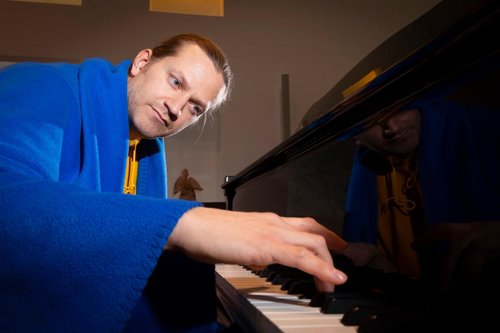 Kanttori Hannu-Pekka Heikkilä soittamassa pianoa.