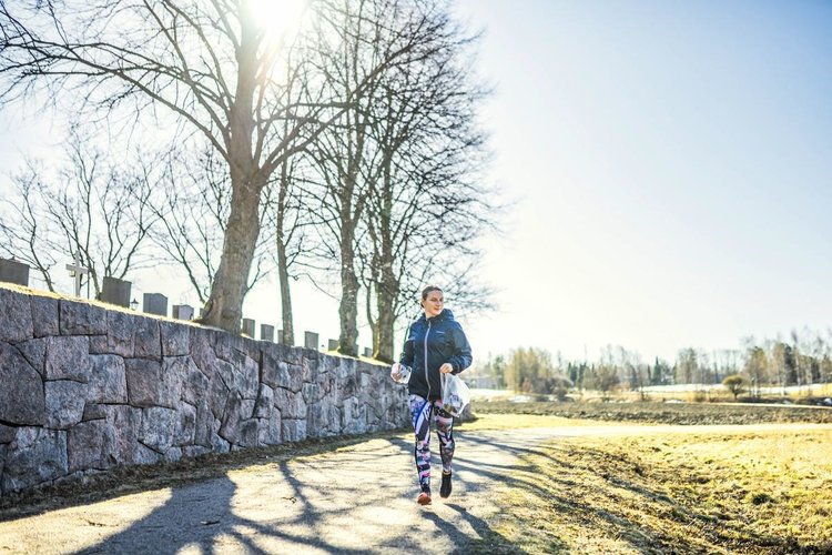– Plogging tulee ruotsin sanoista jogging eli lenkkeillä ja plocka upp eli poimia, kertoo Heidi Salminen.