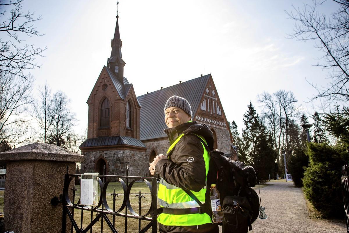 Hannu Holmalle kävely on sekä kuntoilua että jumalanpalvelusta.