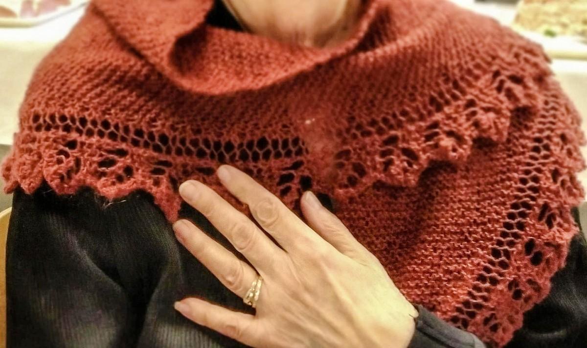 Punaisenruskea pitsihuivi naisen hartioilla