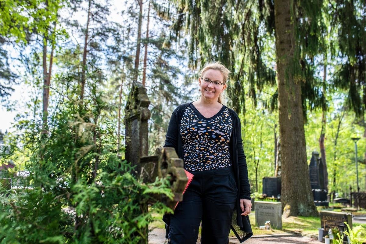 Heli Haavisto arvioi Ruskeasannan hautausmaalla 152 hautaa. Pitäjän kirkon hautausmaalla arvioitavia hautoj...