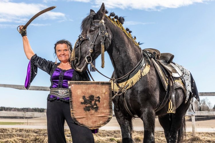 Tina Lepistö ja komea Tjerk-hevonen