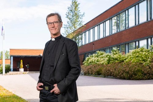 Jukka-Mikko Karjalainen on toiminut ammattikoulun ja ammattikorkeakoulun oppilaitospappina Vantaalla vuodes...