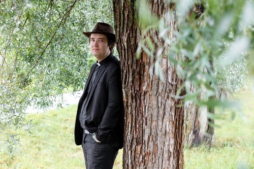 – Hopeapaju oli Tolkienin lempipuu, Petri Tikka kertoo.
