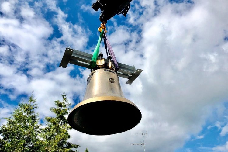 Tikkurilan uuteen kellopeliin tulee Tikkurilan vanhan kirkon kunnostettu kello, joka on kuvassa.
