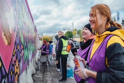 Reetta Kuusiniemi ja Melissa Meltsas osallistuivat innolla graffitin maalaamiseen. Kuvassa kaksi nuorta läh...