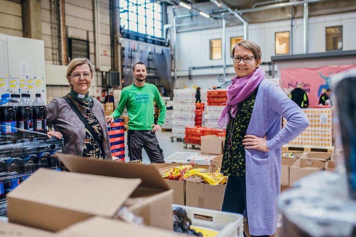 Yhteisödiakoni Eeva Lehtineva, ruokapalvelun koordinaattori Esa Laitila ja palveluesimies Hanna Kuisma ilah...