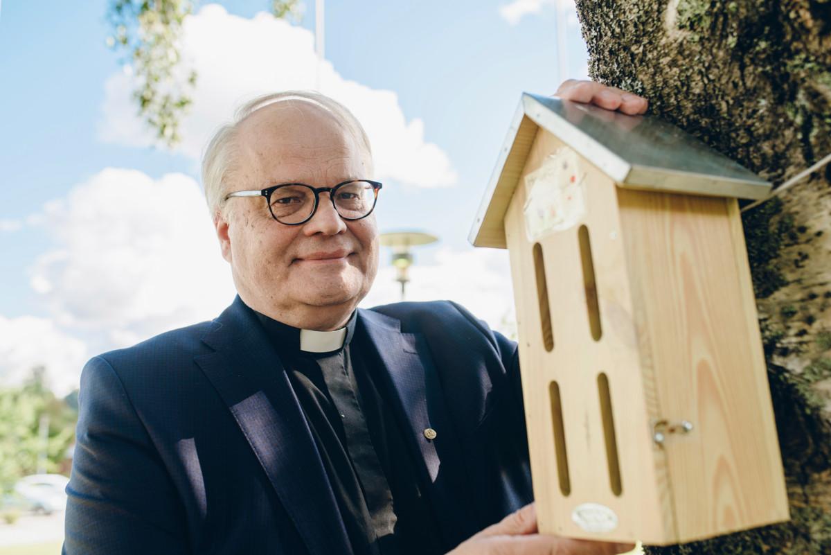Jukka Nevala esittelee rakentamaansa puista perhoshotellia.