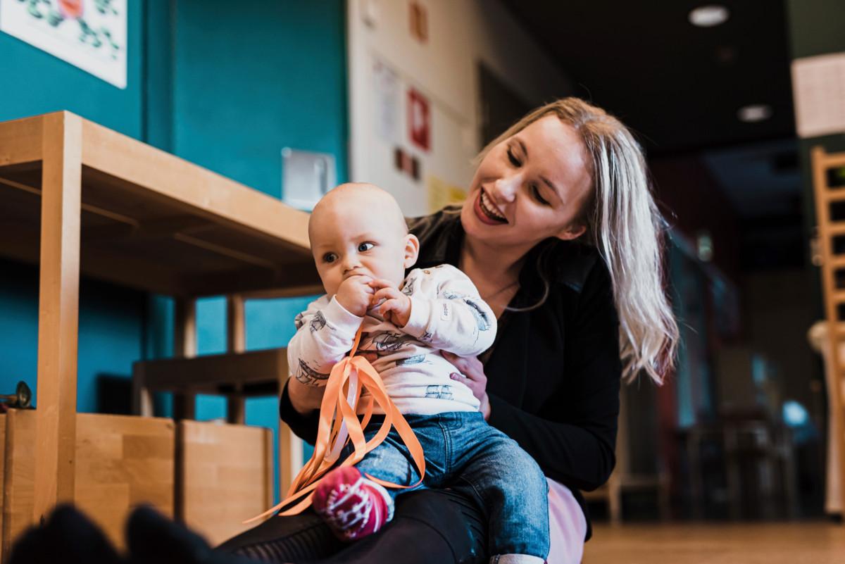 Muskarissa käyvät Essi Silenius ja poika Mikael, 7 kk.