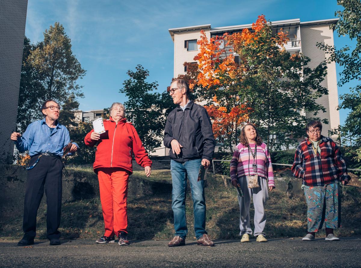 Rentolan ryhmäkodin asukkaita jumppahetkessä ulkona.