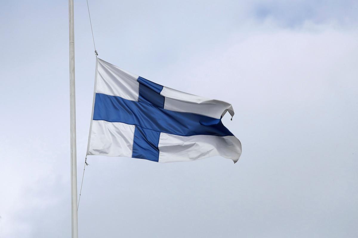Puolitangossa oleva Suomen lippu.