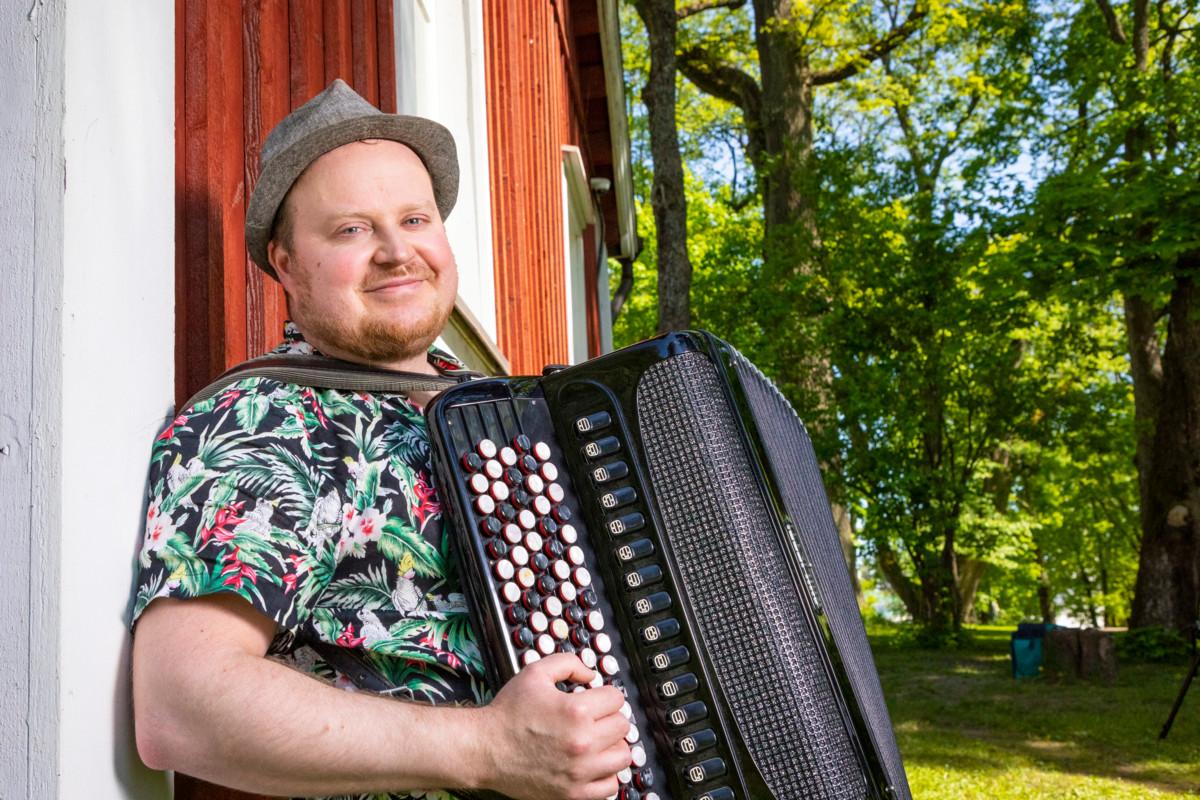 Kanttori Jussi Salonen ja harmonikka.