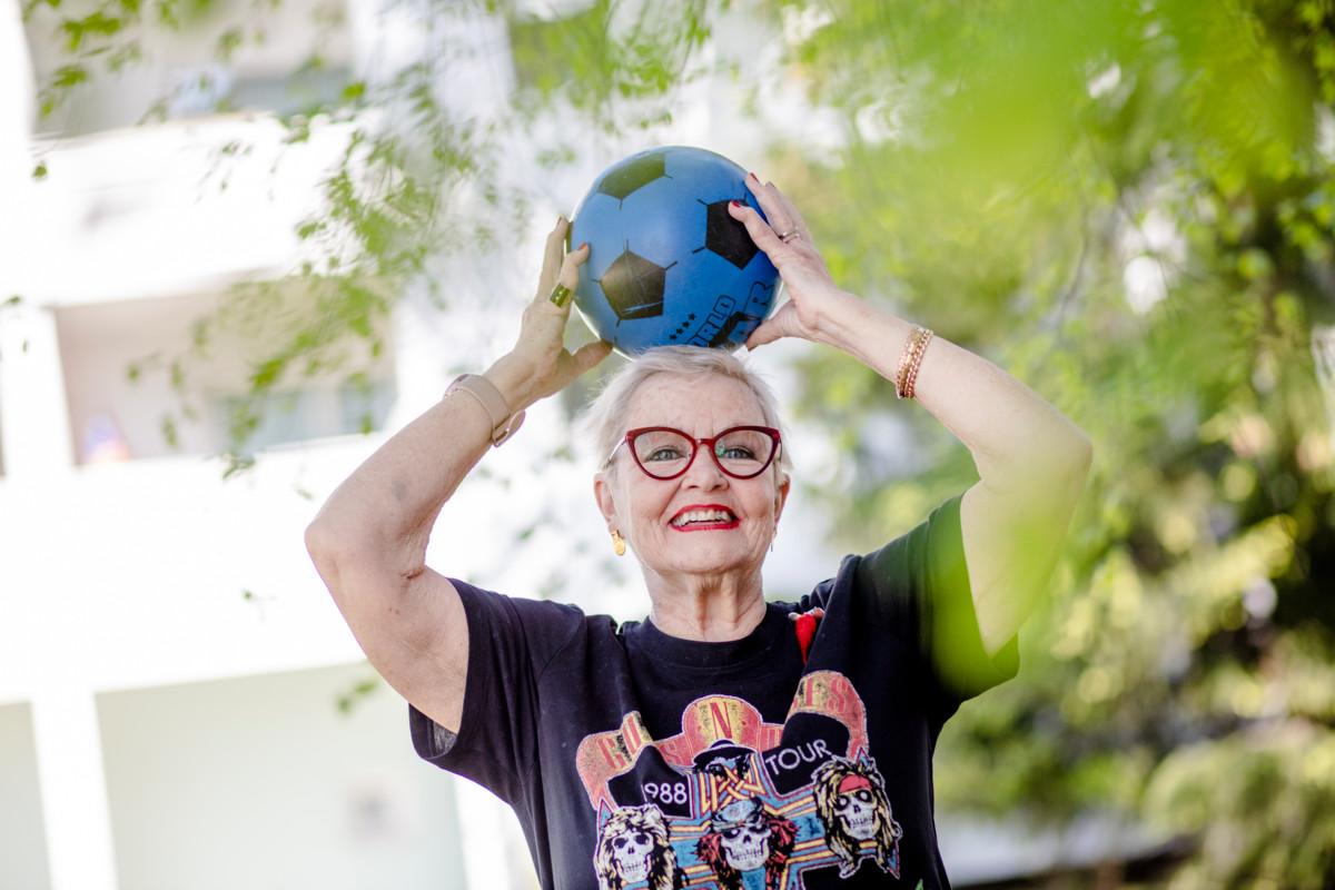 Kaarina Leinonen pitää jalkapalloa päänsä yläpuolella.