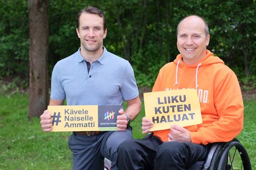 Kuvassa jääkiekkoilija Tuomo Ruutu ja ratakelaaja Toni Piispanen. Toni Piispanen istuu pyörätuolissa. Hänen...