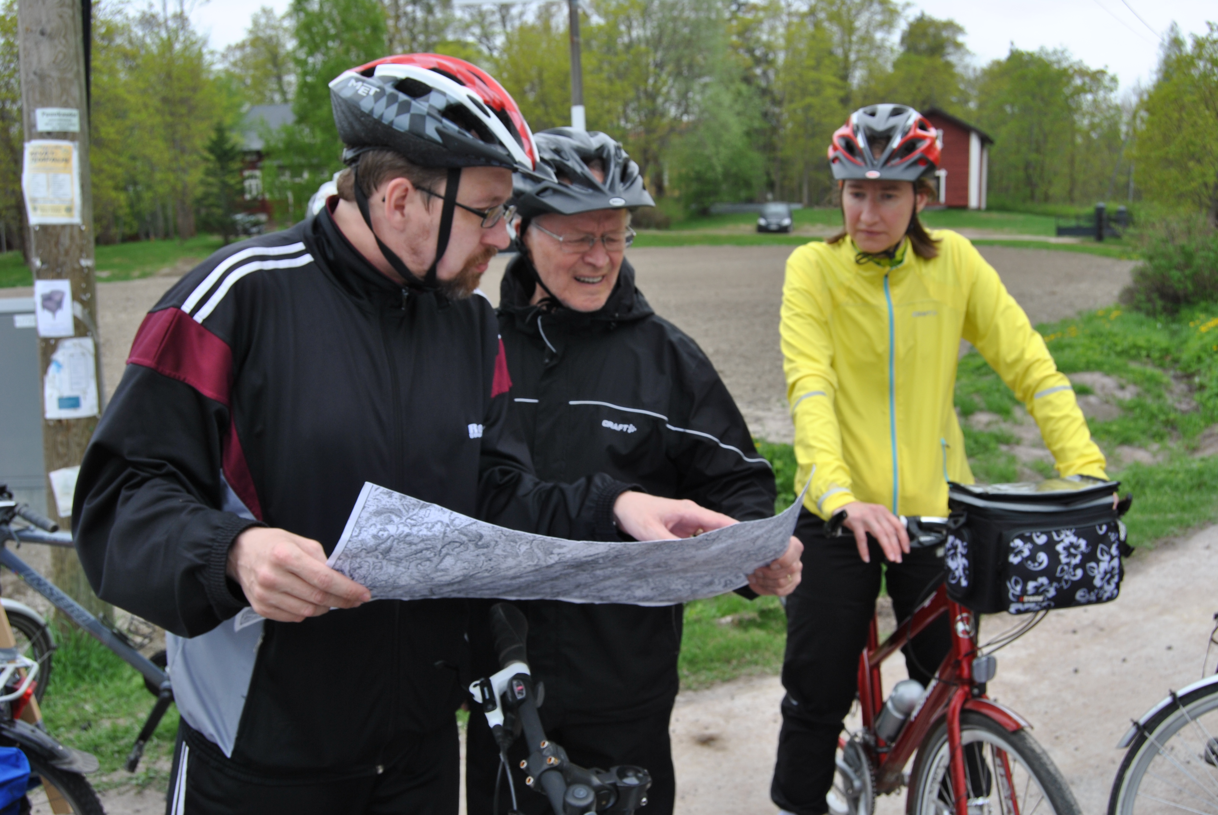 Pyöräilijöitä tutkimassa karttaa.