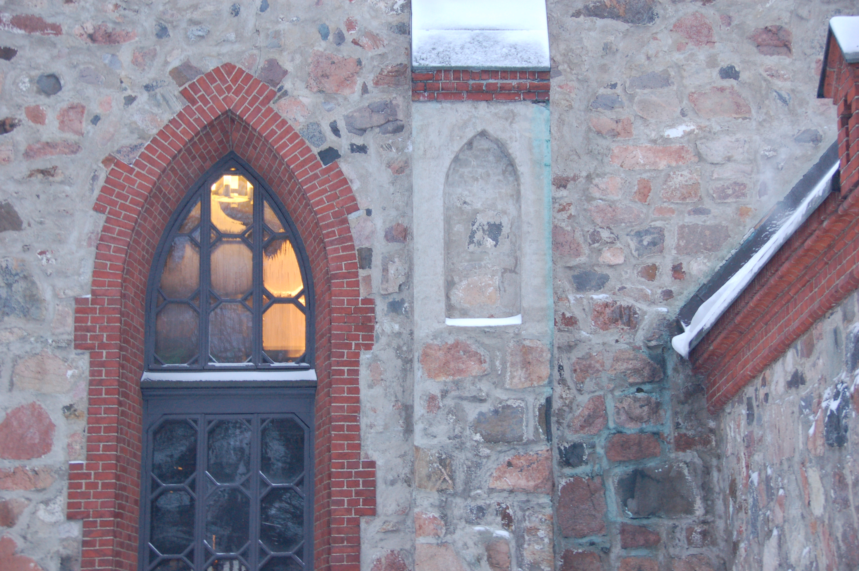 Pyhän Laurin kirkon ikkunasta loistaa valo.