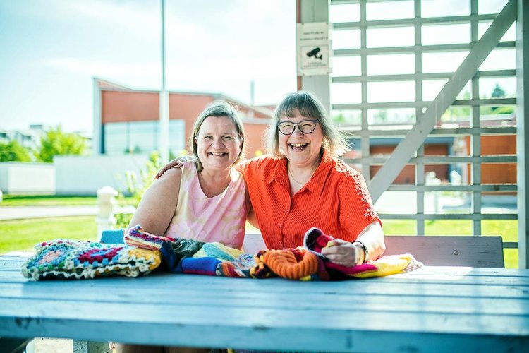 Kaisa Aalto ja Irene Juvonen-Rokkanen kesäkahvilan pöydän ääressä