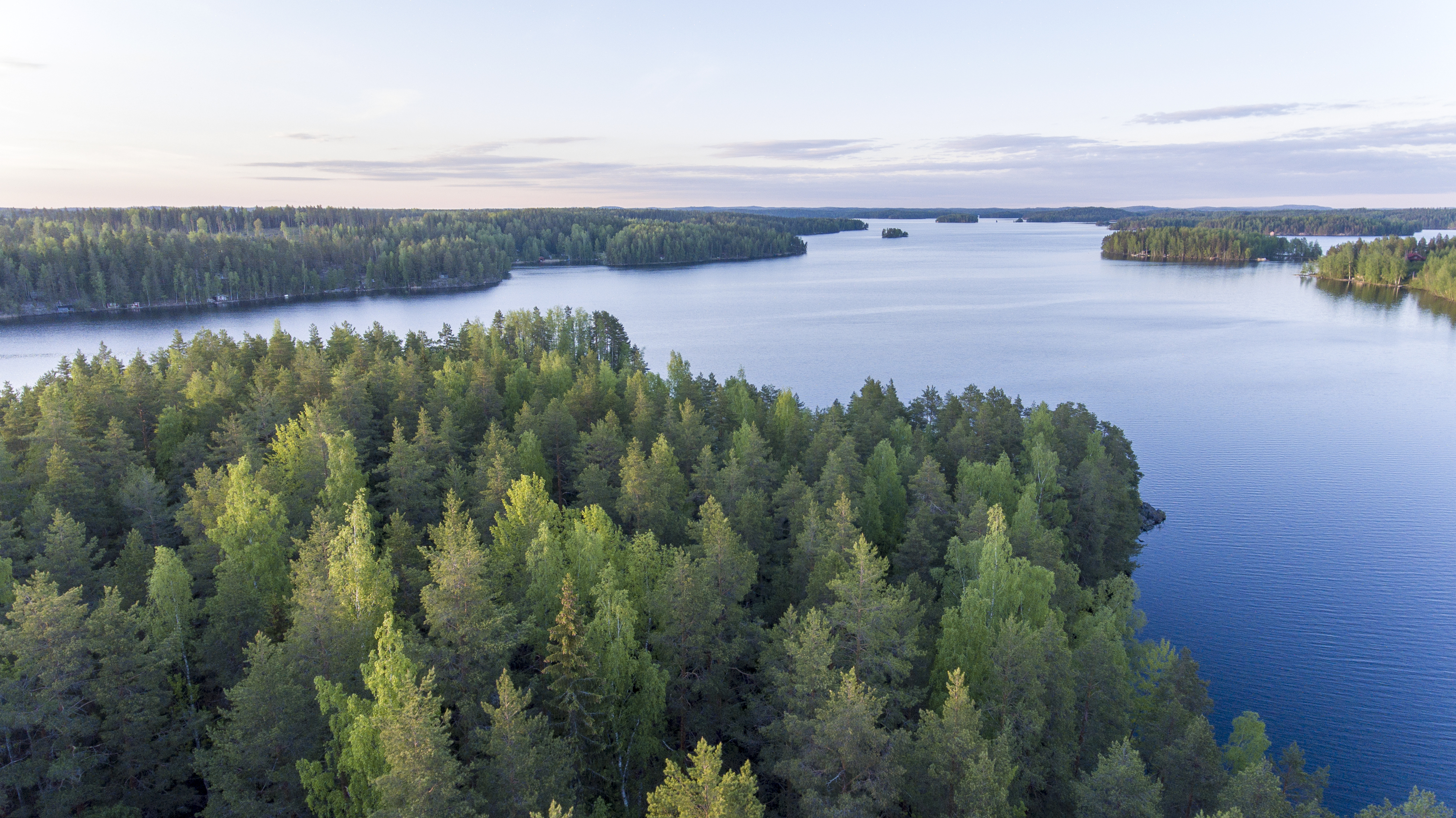 Dronella otetussa kuvassa Vantaan seurakuntien omistaman Tontunniemen leirikeskuksen metsää yläilmoista kat...