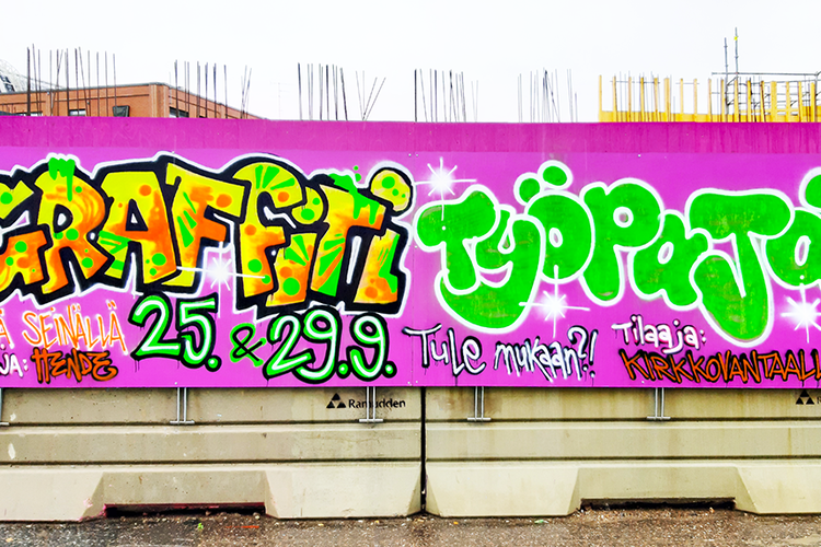 Kuva Tikkurilan kirkon työmaa-aidasta. Aidassa on graffitiartisti Henden liiduilla maalaama graffitityöpaja...