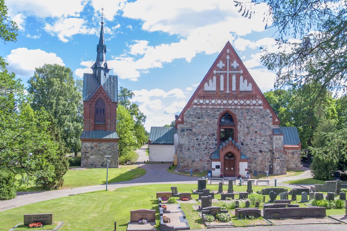 Vantaan Pyhän Laurin kirkko ulkoa kuvattuna.
