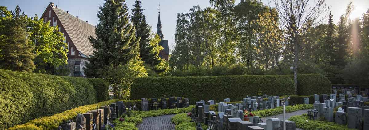 Helsingin pitäjän kirkon hautausmaata.