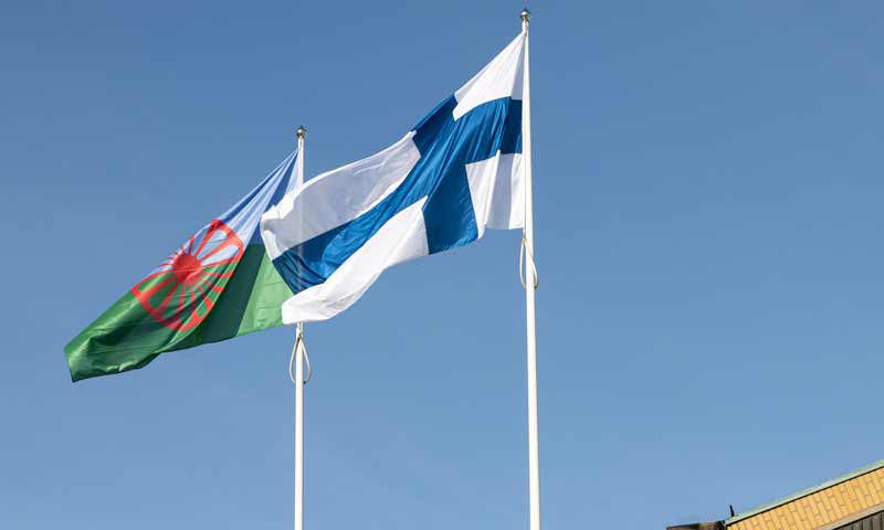 Romanilippu ja Suomen lippu rinnakkain Vantaan kaupungintalon edustalla.