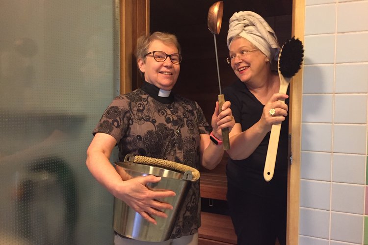 Vappu Olsbo (vas.) ja Sirkku-Liisa Niemi toivottavat tervetulleiksi saunomaan Rekolan kirkolle.