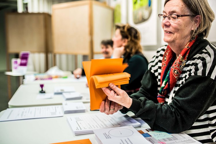 Vaalitoimitsija Dixin Vantaa-infossa