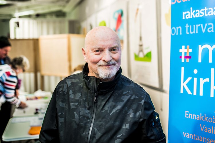 Esko Pölönen äänestämässä Dixissä