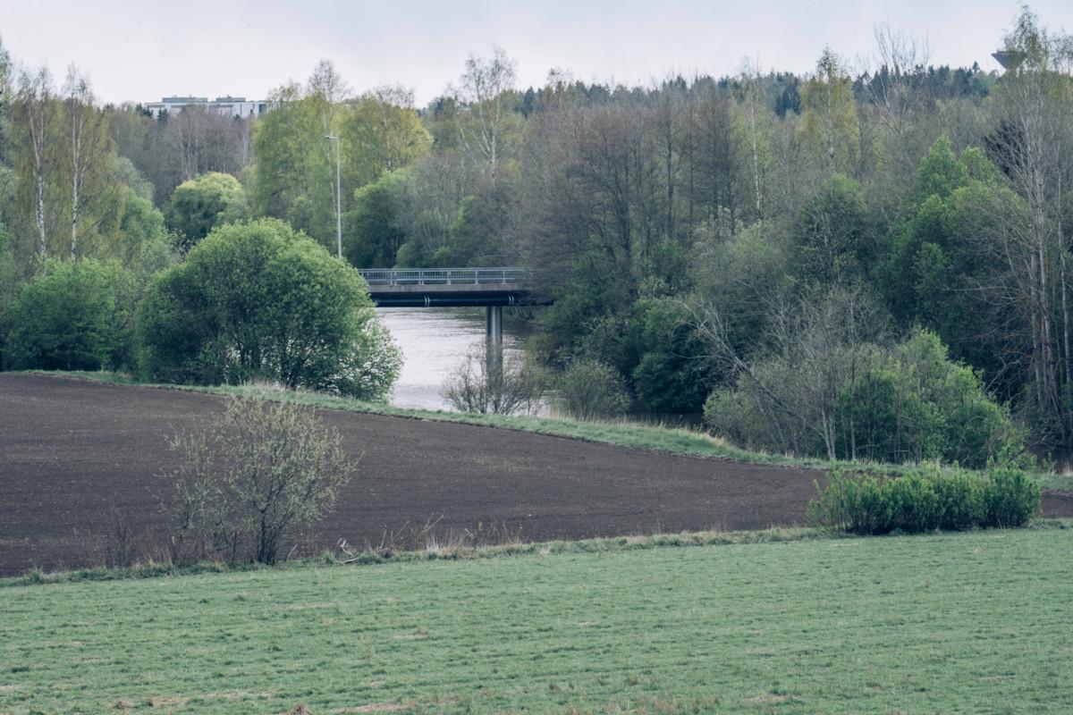 Peltoja, Vantaanjoki ja Ylästöntien silta. Kuva on otettu Kirkkokalliolta.