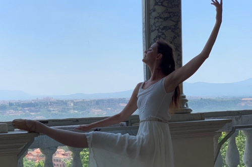 Tuuli-Maaria Louhensalo-Lindström poseeraa tanssiasennossa Villa Lantessa
