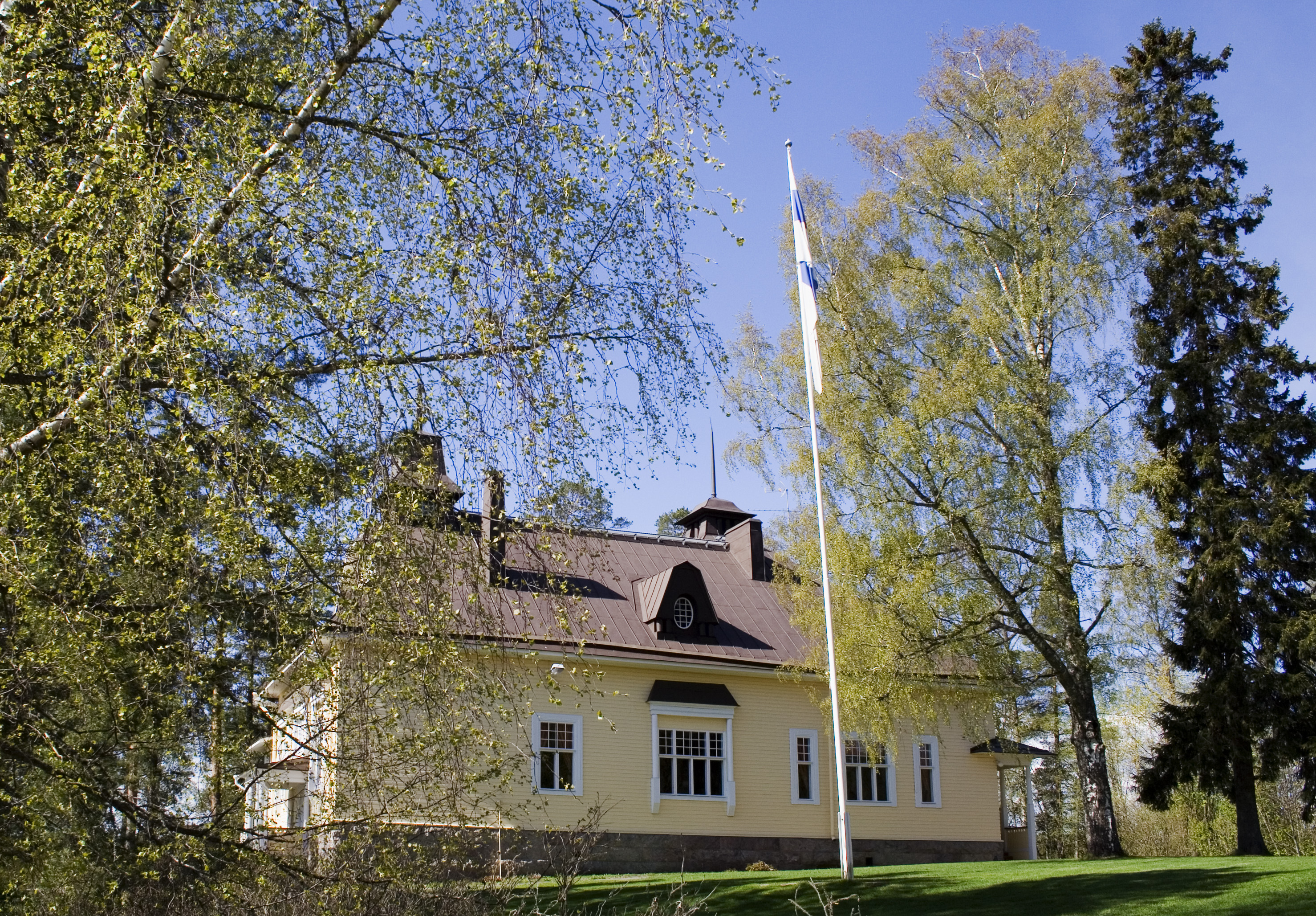 Jukola-rakennus on vanha puurakennus Holman kurssikeskuksessa.
