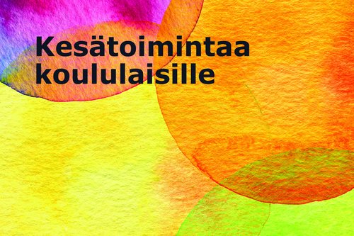 Kesätoimintaa koululaisille -teksti ja värikäs akvarellitausta