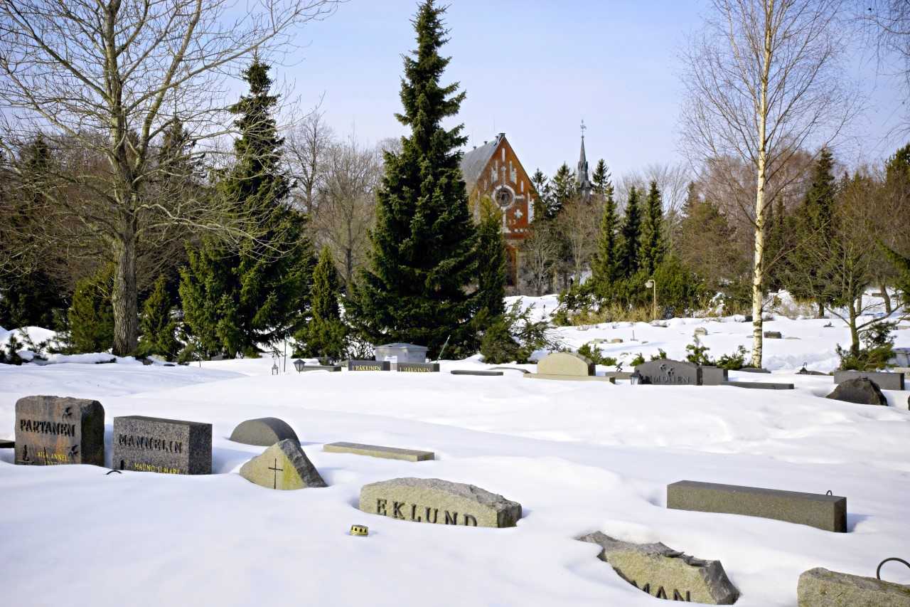 Talvinen hautausmaa Pyhän Laurin kirkon luona