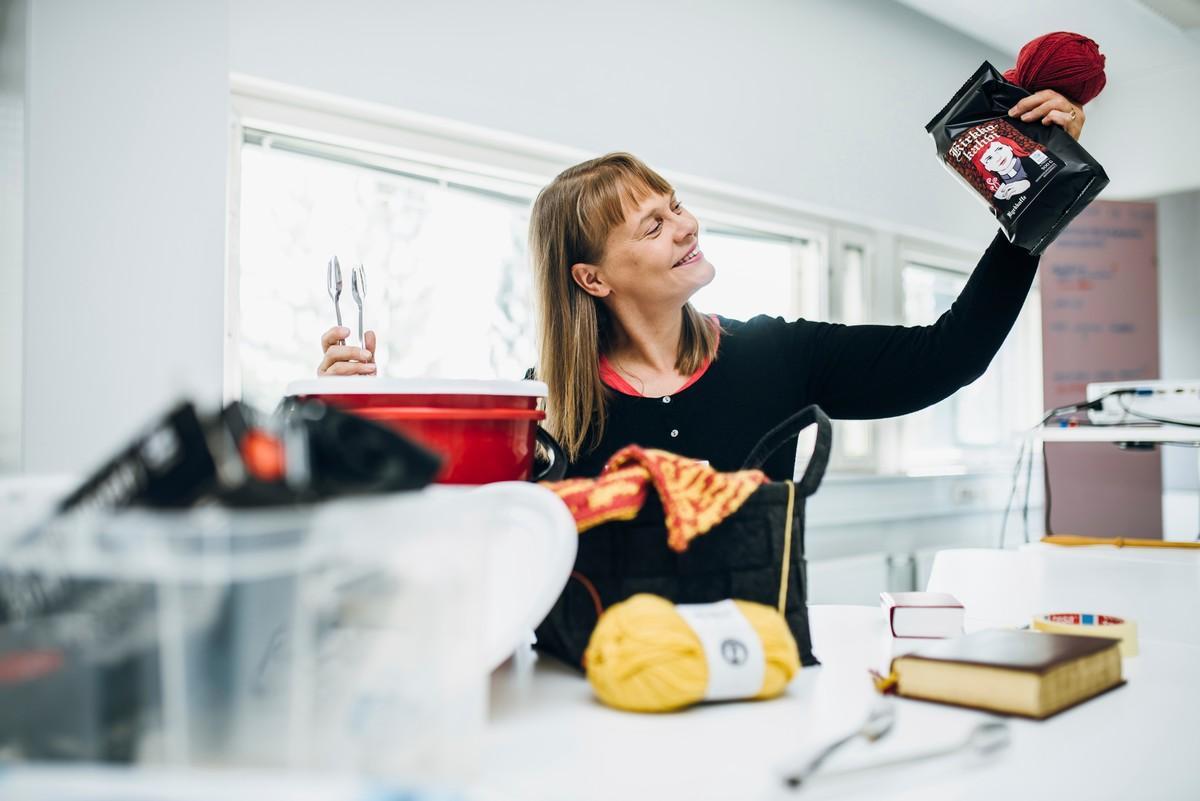 Päivi Mäkinen esittelee vapaaehtoistöitä seurakunnassa.