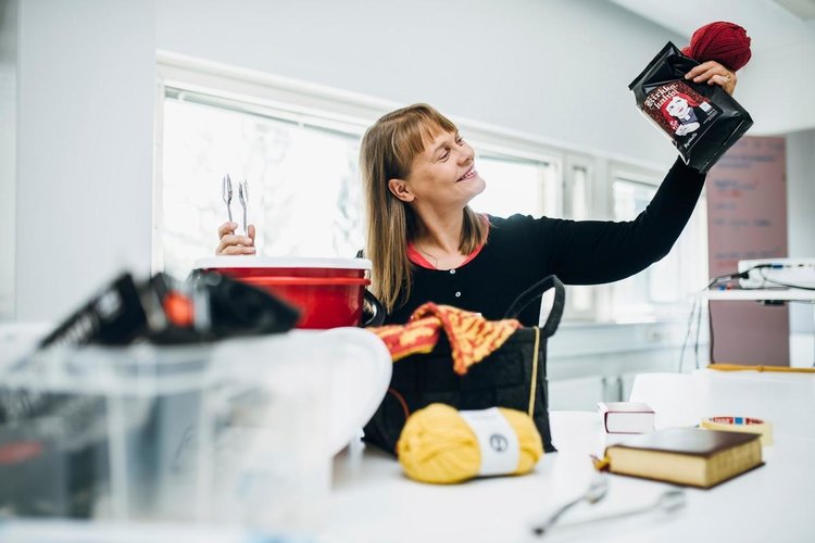 Päivi Mäkinen esittelee vapaaehtoistöitä seurakunnassa.