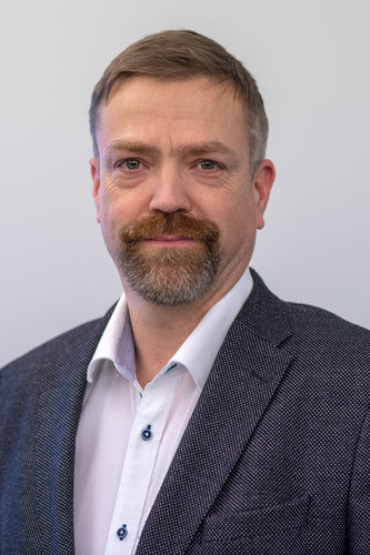 Kuvassa Jukka Parvinen, jota esitetään Vantaan seurakuntien yhtymän johtajaksi.