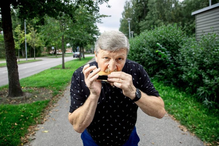 Pentti Kopakkala soittaa huuliharppua