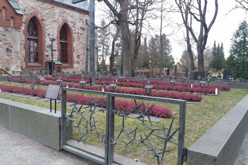 Helsingin pitäjän kirkon hautausmaan sankarihautoja, joille asetettu uudet kynttilälyhdyt.