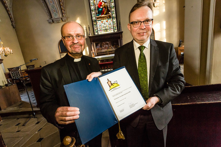 Asiantuntija Ilkka Sipiläinen luovutti Kirkon ympäristödiplomin 2016-2020 yhtymän johtaja Juha Tuohimäelle.