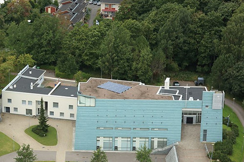 Aurinkopaneelit Hämeenkylän kirkon katolla ilmasta kuvattuna.