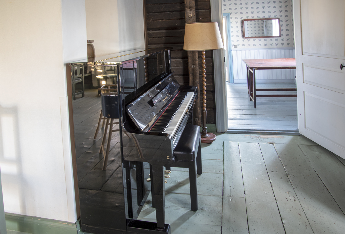 Avaa kuva isommaksi Pakarituvan piano suuressa huoneessa