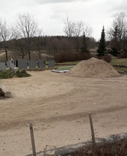 Kaivettu hauta on peitetty hautakuvulla. 
