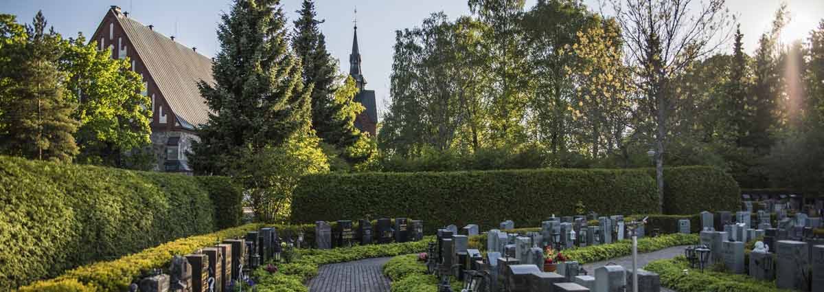 Näkymä Helsingin pitäjän kirkon hautausmaalta kesällä.