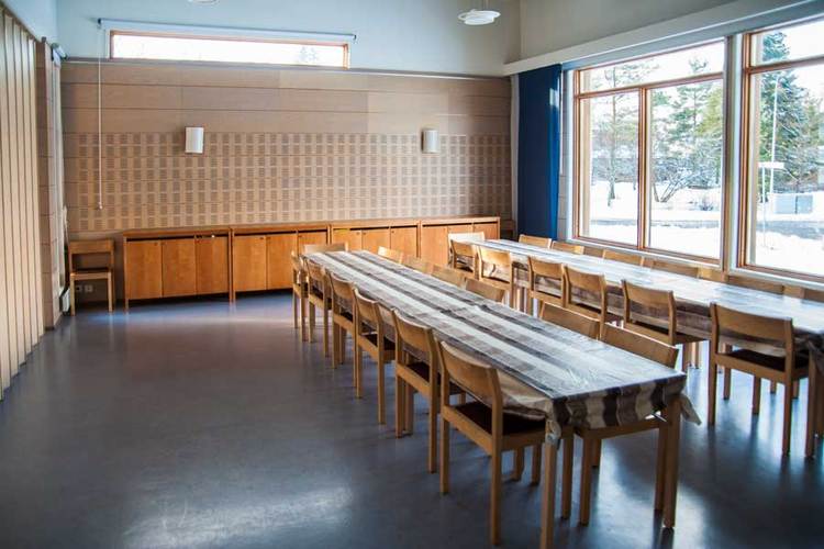 Avaa kuva isommaksi Sali jossa pöydät