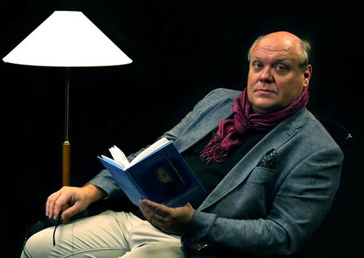 Linkki sivulle Huokaa rukous, jolla Hannu-Pekka Björkman lukee kirjaa Huokaa rukous. Kuvassa Björkman kirja kädessä.