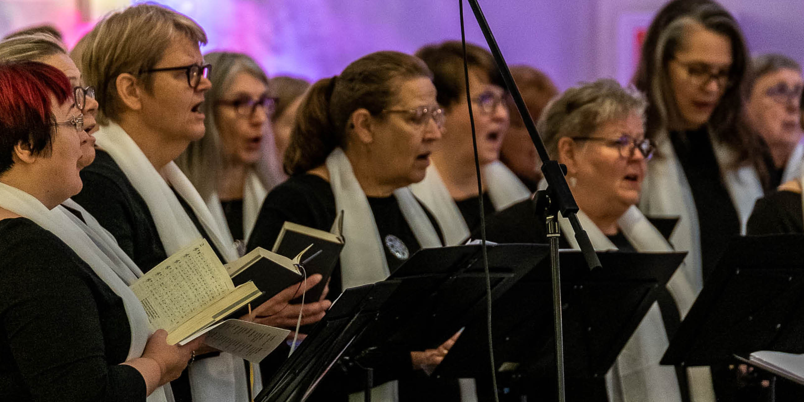 Kuoro laulaa Korson kirkon 60-vuotisjuhlassa vuonna 2022